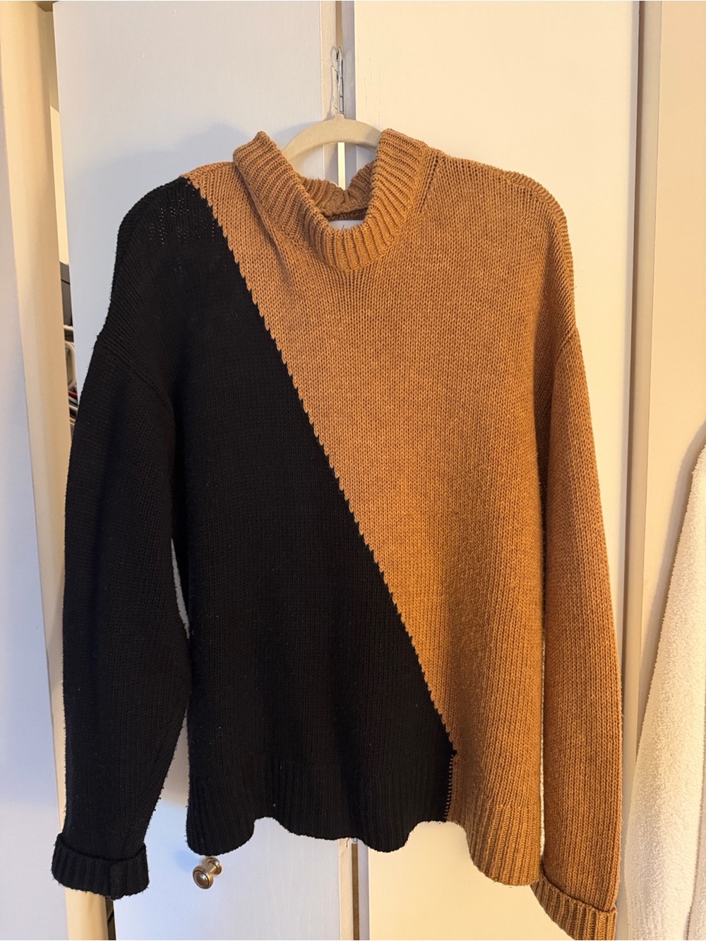 L’Academie Dagan color block crew neck in black and brown